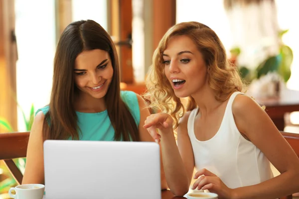 Mujeres con portátil en la cafetería — Foto de Stock