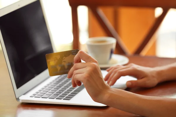Hände halten Kreditkarte mit Laptop — Stockfoto