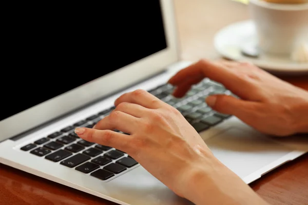 Mãos trabalhando em laptop na mesa — Fotografia de Stock