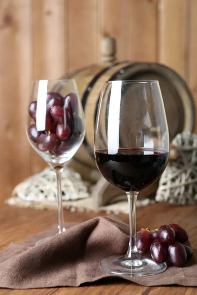 Bella natura morta con vino e uva su tavola di legno — Foto Stock