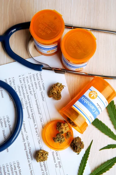 Receta médica con cannabis seco — Foto de Stock