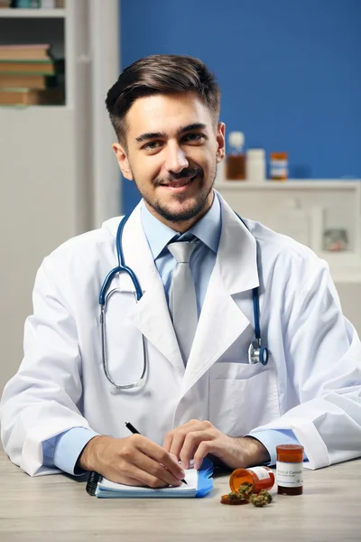 Doctor trabajando en el consultorio — Foto de Stock