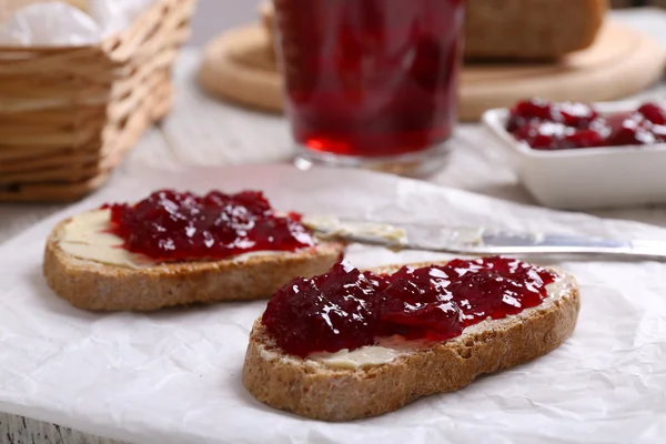 Verse toast met boter en jam op tafel close-up — Stockfoto