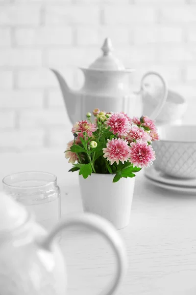 Hermosas flores en jarrón — Foto de Stock