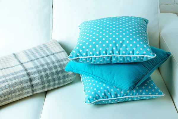 Almohadas de colores en el sofá —  Fotos de Stock
