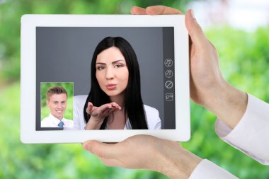 Genç çift birbirinizle online video sohbet etmek yolu ile konuşmak