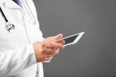 Doktor renkli arka plan üzerinde dijital tablet ile