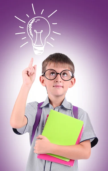 Kleiner Schuljunge mit Ideenlampe — Stockfoto