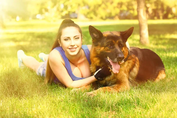 Gadis muda dengan anjing di taman — Stok Foto