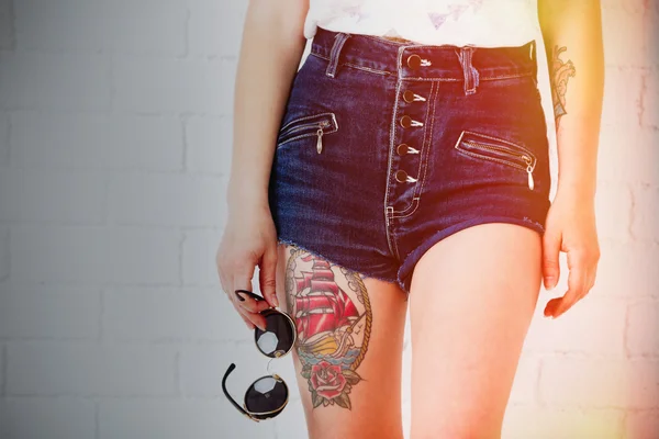 Flicka med tatuerade kropp — Stockfoto