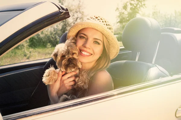 Glad tjej med hund i cabriolet — Stockfoto