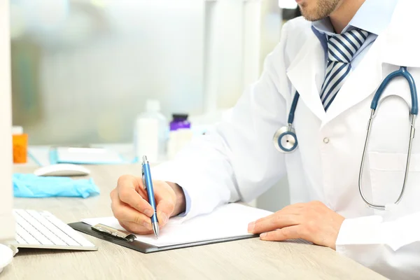 Médico trabajando en la mesa en la oficina —  Fotos de Stock