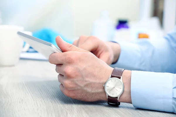 Médico trabalhando à mesa no escritório — Fotografia de Stock