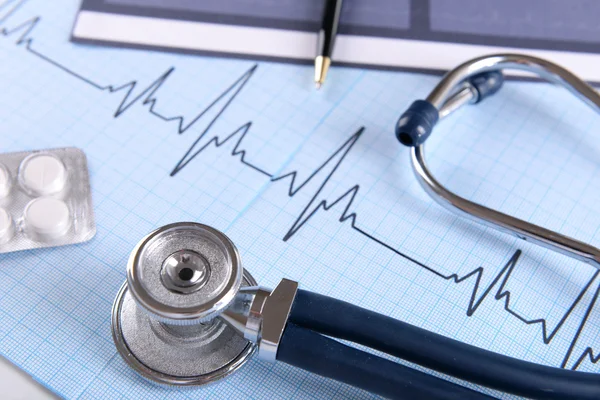 Stethoscoop op cardiogramplaat — Stockfoto