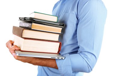 Dizüstü bilgisayar ile kitap yığını tutan adam