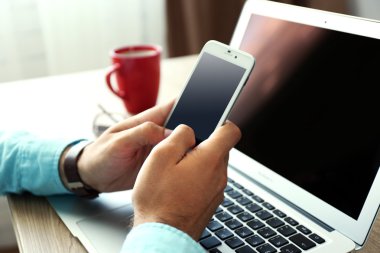 Ofiste cep telefonu kullanan adam