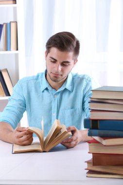 Kitaplı genç adam.