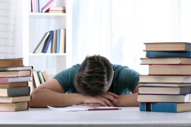 Kitaplı genç adam.