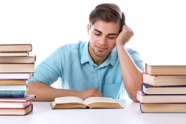 Genç adam masada kitap okumak