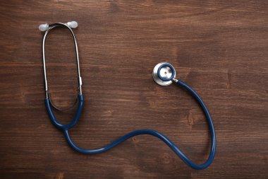 Ahşap arka planda steteskop