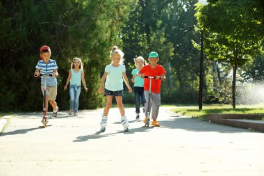 Çocuk scooter ve tekerlekli paten üzerinde sürme
