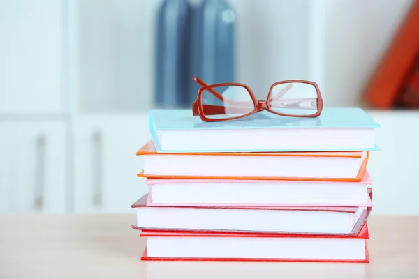 Pila di libri con occhiali — Foto Stock