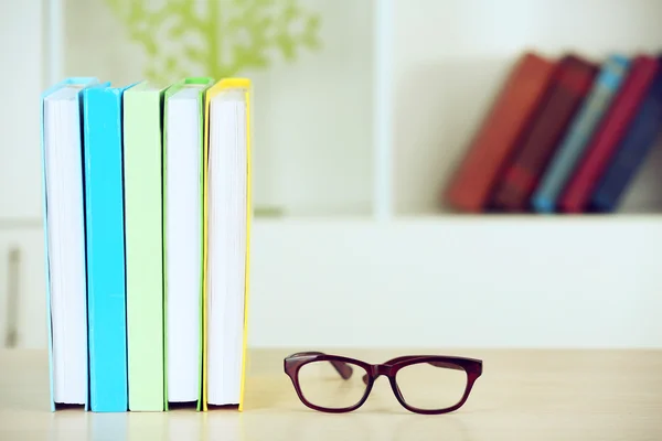 Empilement de livres avec lunettes — Photo