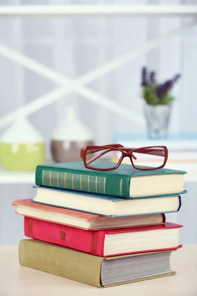 Stapel boeken met glazen — Stockfoto