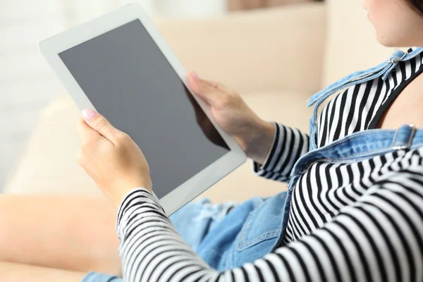 Kadın el PC tablet tutarak — Stok fotoğraf
