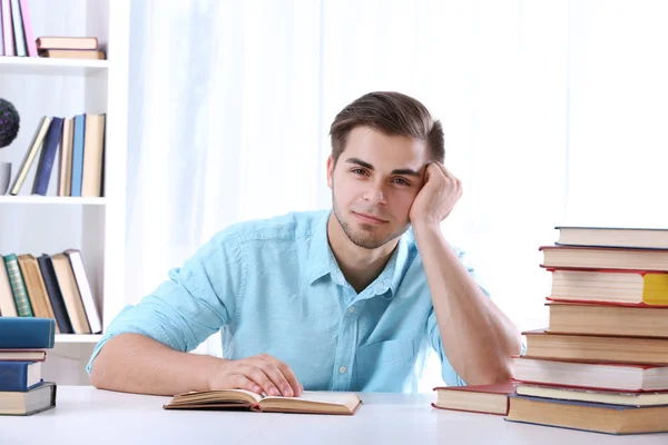 Jongeman met boek — Stockfoto