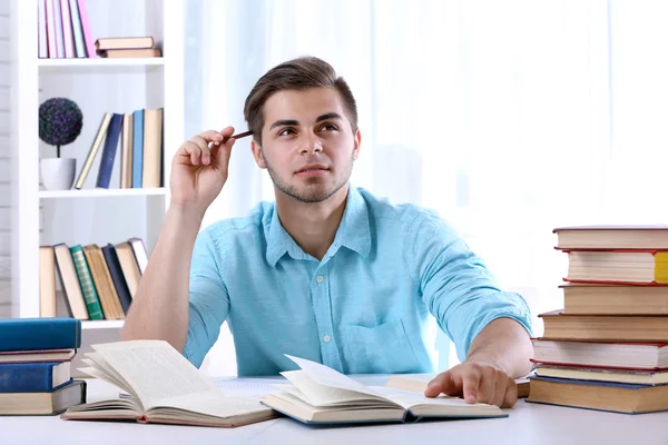 Jongeman met boek — Stockfoto