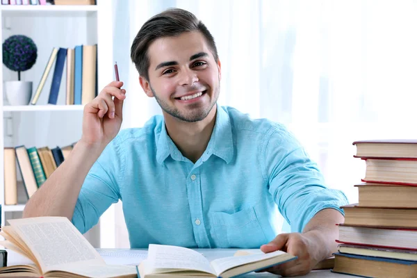 Jeune homme avec livre — Photo