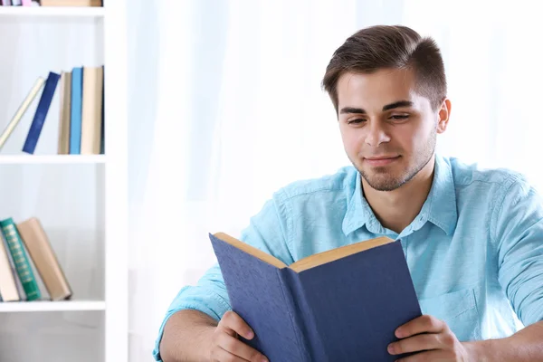 Ung man med bok — Stockfoto