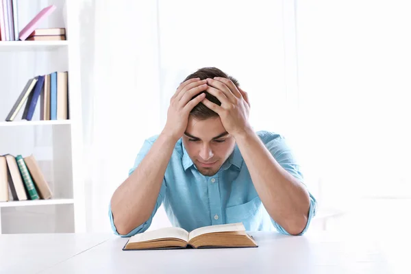 Junger Mann mit Buch — Stockfoto