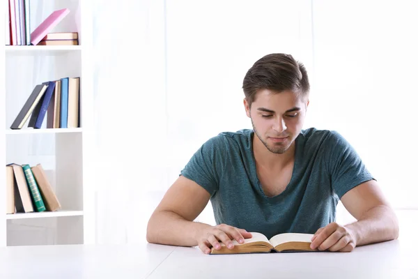 Jongeman met boek — Stockfoto