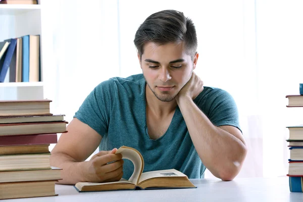 Joven con libro —  Fotos de Stock