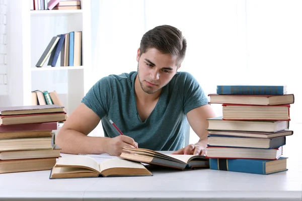 Jongeman met boek — Stockfoto