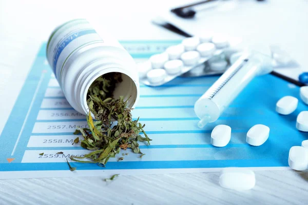 Fles van droge medische cannabis — Stockfoto