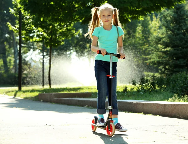 Chica montando en scooter —  Fotos de Stock