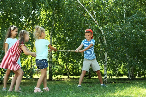 Mutlu çocuklar aktif — Stok fotoğraf