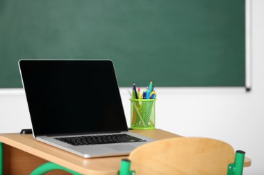 İleti örneği ve laptop ile ahşap masa