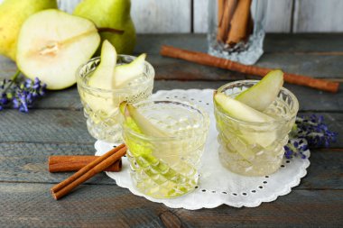 Taze meyveli armut suyu.