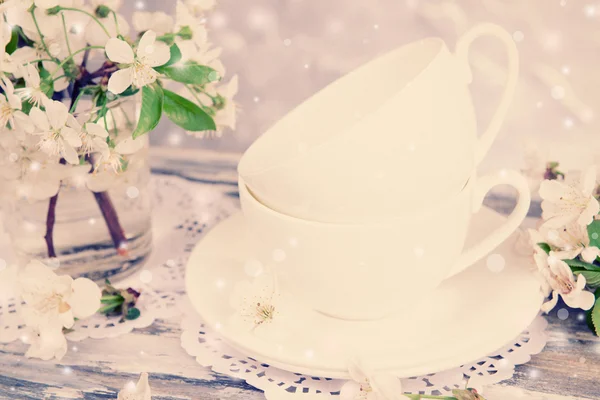 Tazze di tè e bellissimi fiori di frutta — Foto Stock