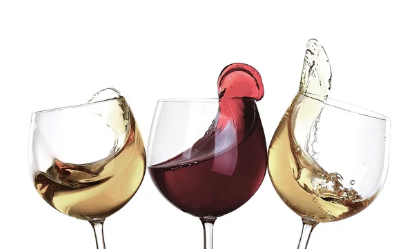 Su sıçramalarına bardaklarda şarap — Stok fotoğraf