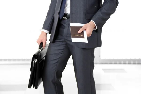 Mann mit Koffer — Stockfoto