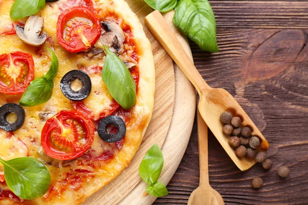 Segmenten van heerlijke pizza met groenten — Stockfoto