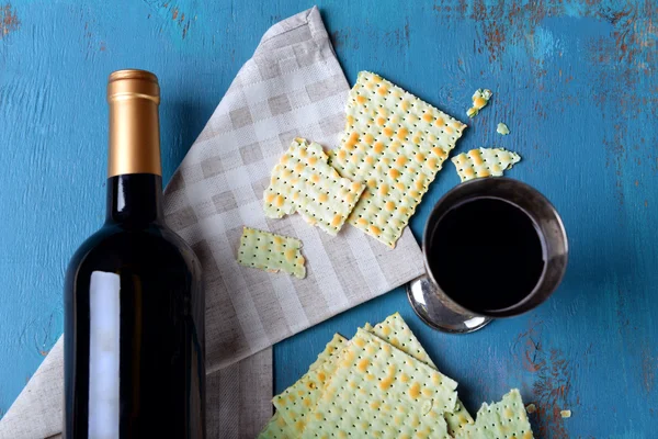 Matzo for Passover and wine — Stock Photo, Image