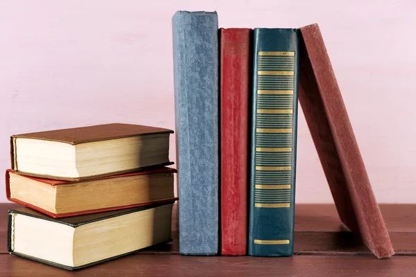 Pila de libros sobre mesa de madera —  Fotos de Stock