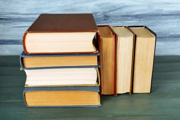 Pilha de livros sobre mesa de madeira — Fotografia de Stock