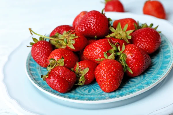 Ripe strawberries in plate — Stock Photo, Image